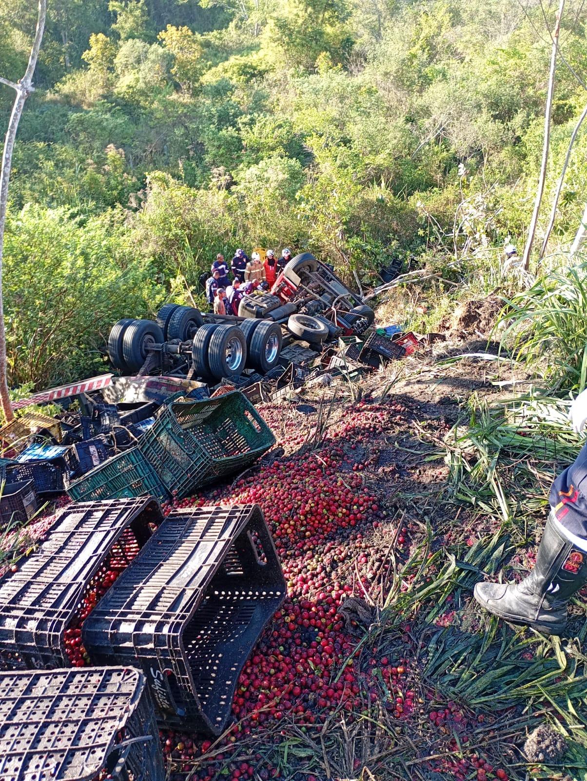Acidente na BR-101, em Conceição do Almeida, deixa ao menos uma pessoa gravemente ferida