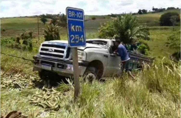 Caminhão com carga de banana tomba na BR-101 após ônibus fechar durante ultrapassagem
