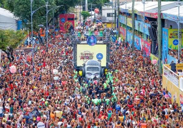 Centro supera Barra-Ondina e registra recorde na abertura do Carnaval