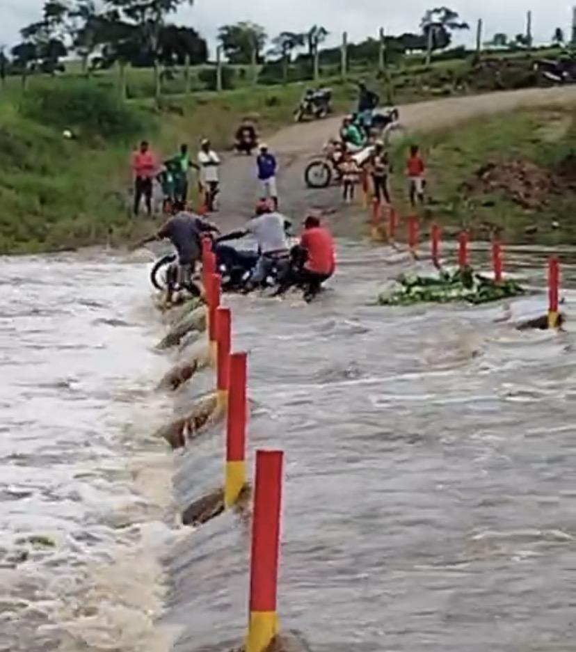 Homem cai em ponte alagada ao tentar atravessar com motocicleta em Castro Alves