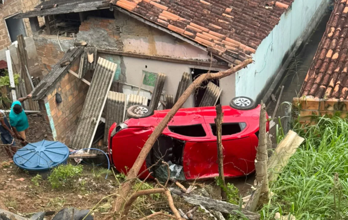 Carro sai da pista e atinge residência