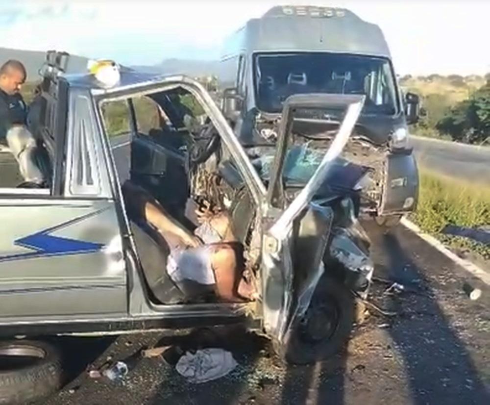 Colisão frontal deixa mortos e feridos na BR-116 em Rafael Jambeiro