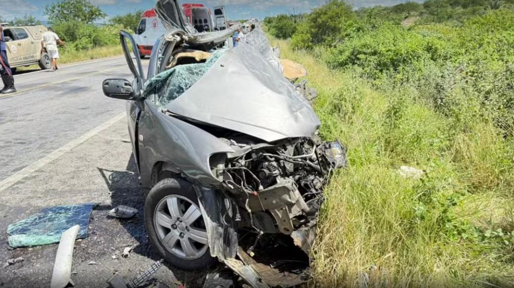 Duas pessoas morrem e outras ficam feridas após colisão entre carro e carreta em Rafael Jambeiro