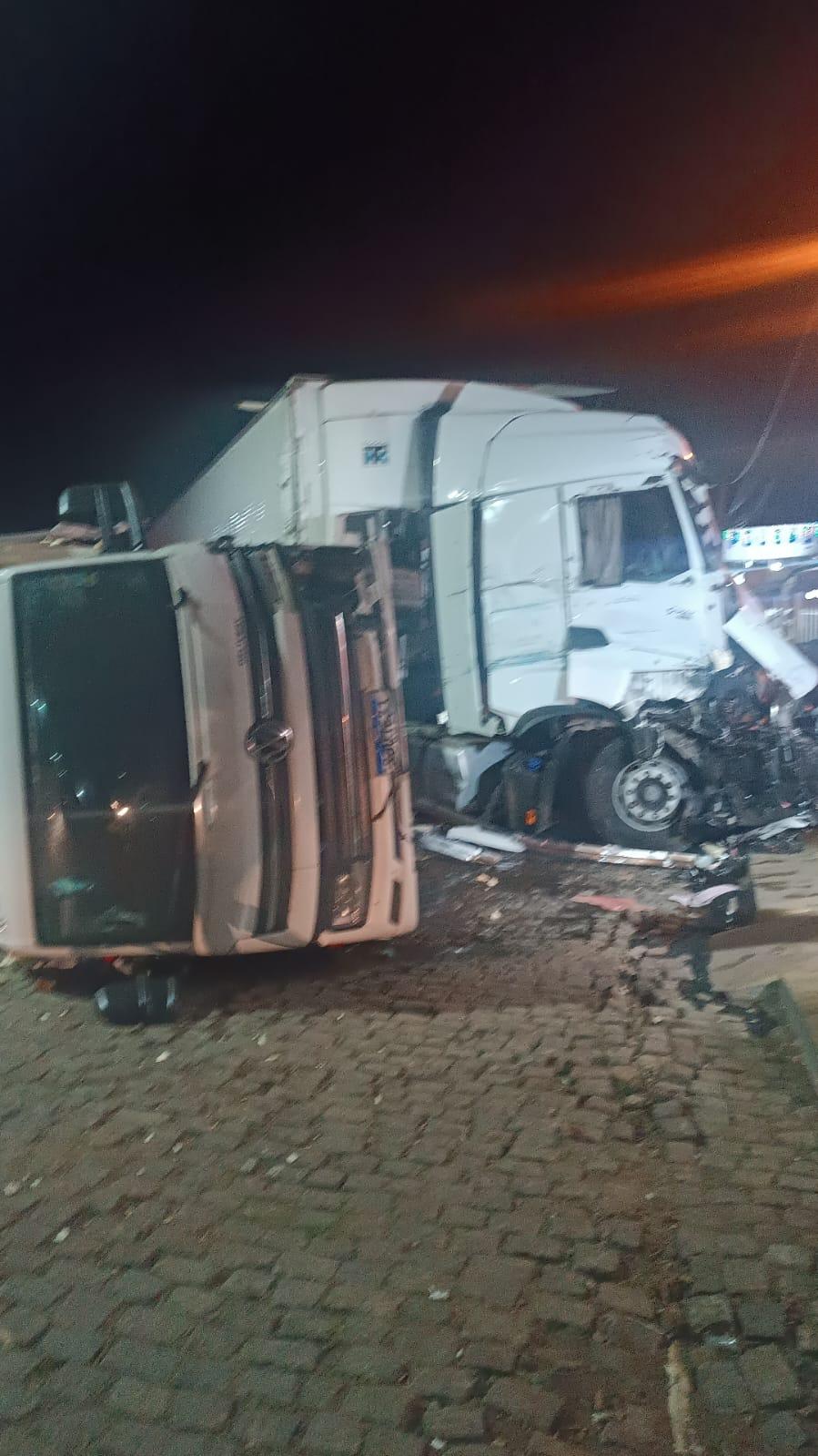 Grave acidente envolvendo carreta e seis veículos é registrado na BR-116, em Milagres