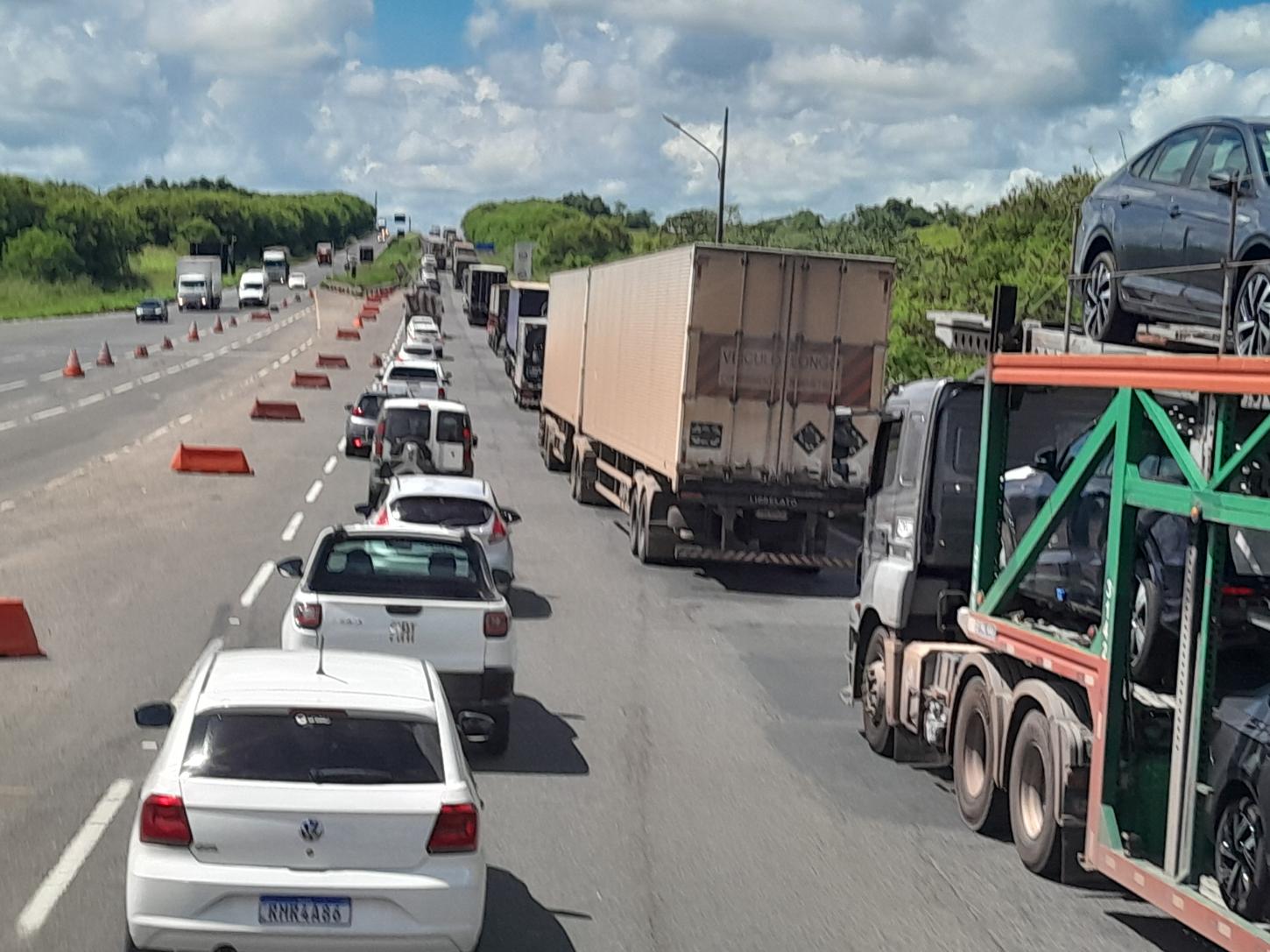 Marcha do MST provoca lentidão na BR-324 entre Feira de Santana e Amélia Rodrigues