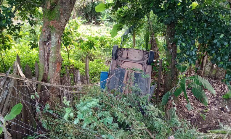 Motorista perde controle, veículo capota e invade quintal de residência na BA-026, em Elísio Medrado