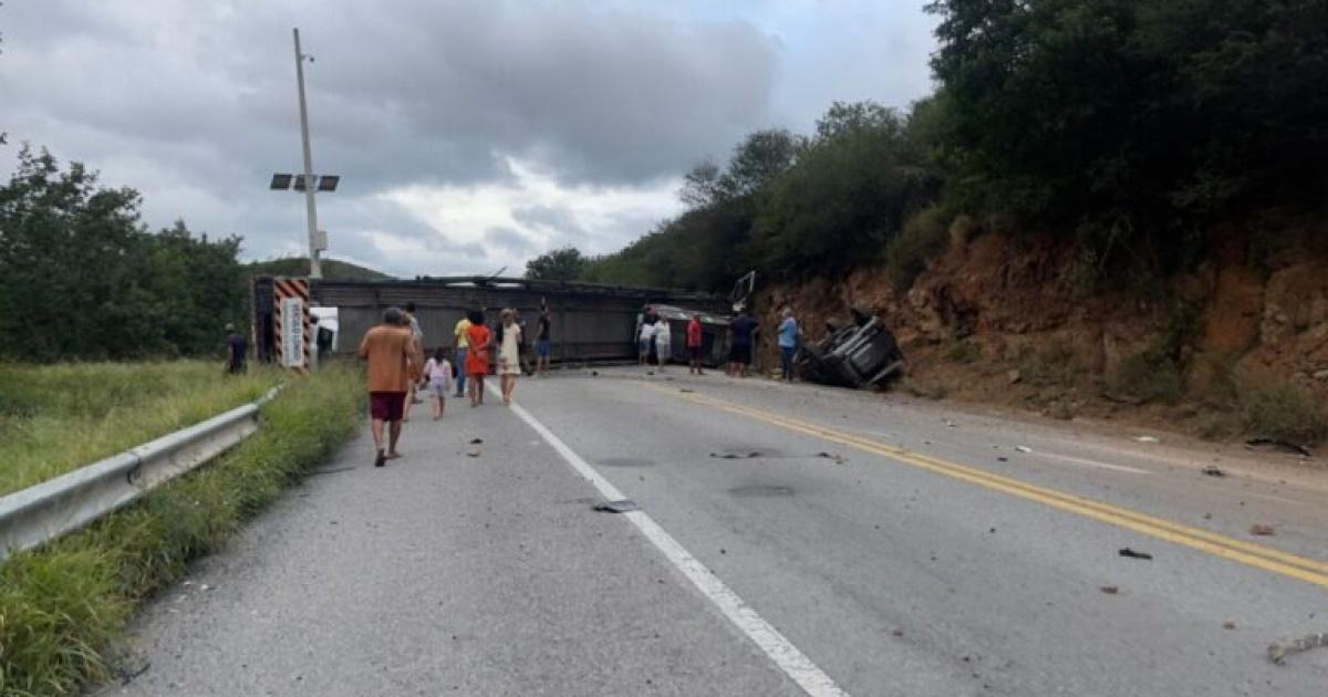 Rodovia BR-242 fica interditada após carreta com soja tombar em Rafael Jambeiro