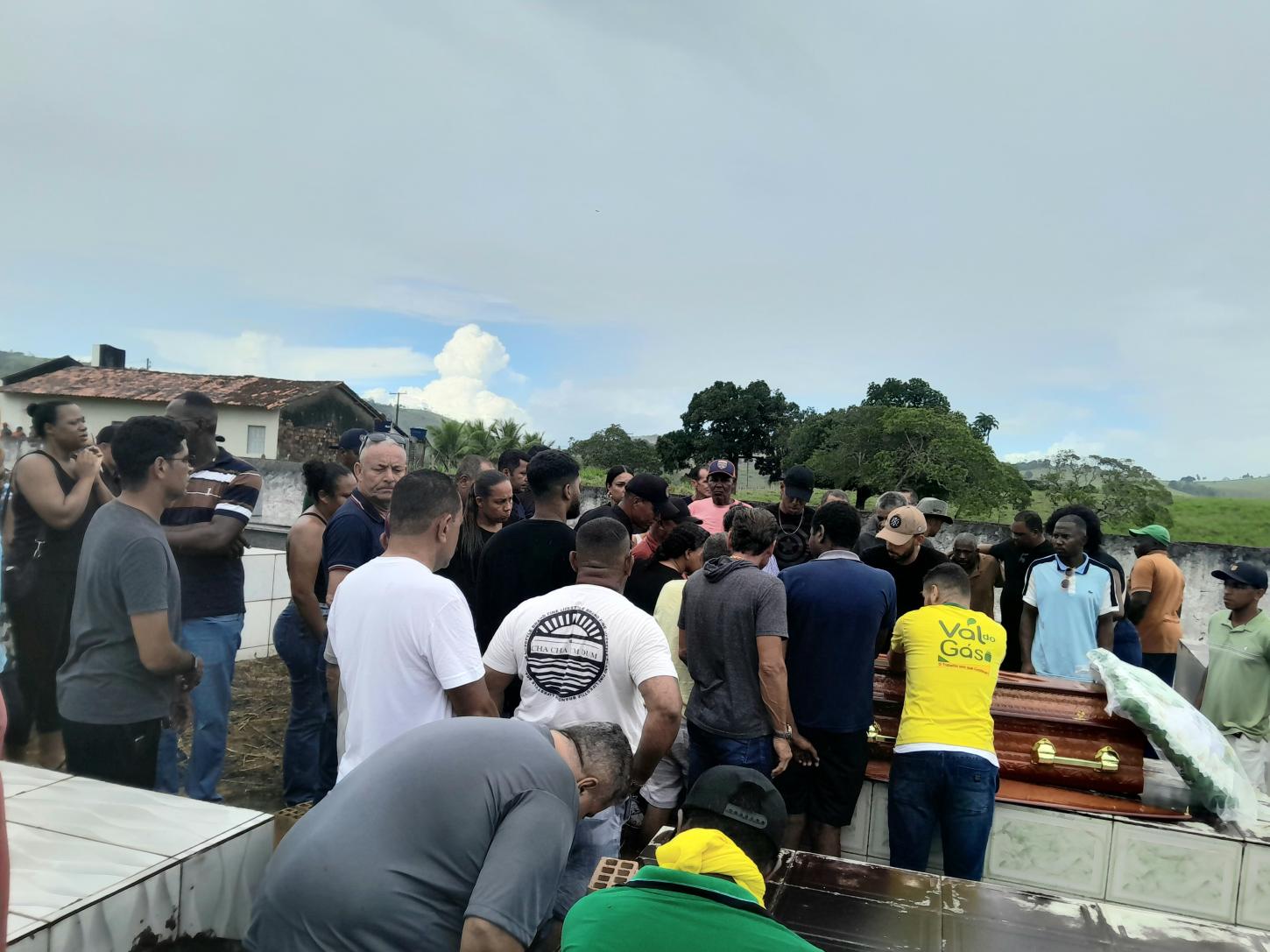 Sob forte comoção, corpo de Val do Gás é sepultado em Castro Alves