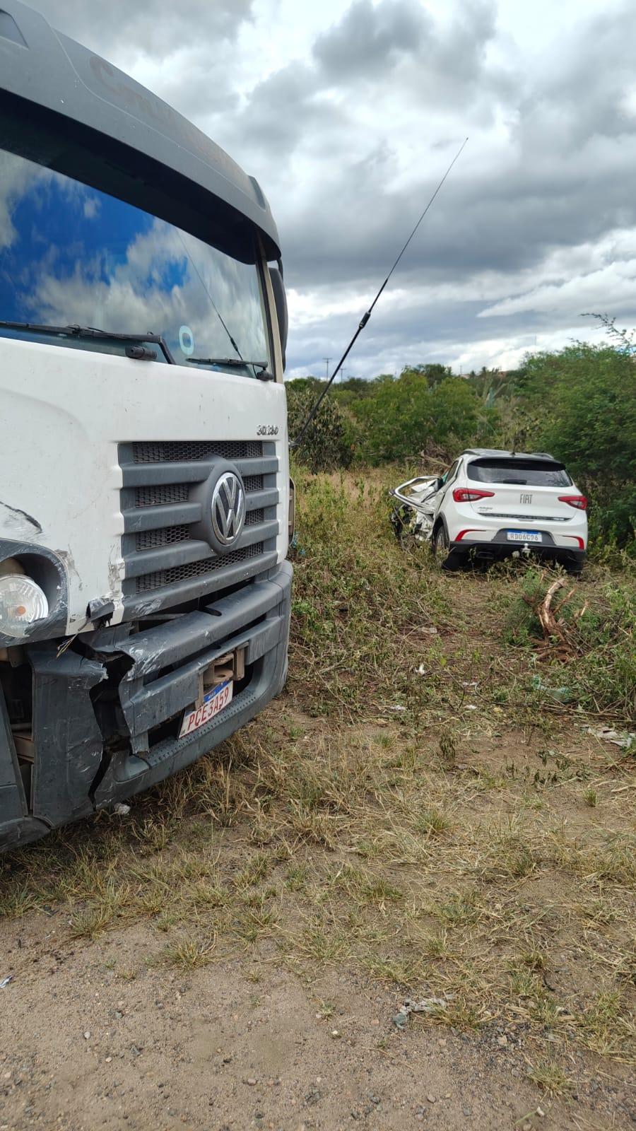 Colisão entre caminhão-baú e carro de passeio é registrada na BR-242, em Rafael Jambeiro