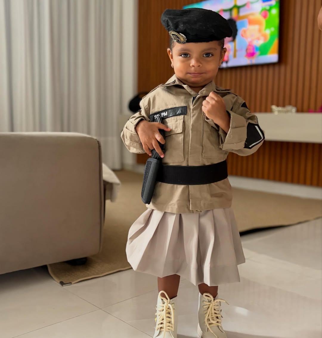 Criança de Castro Alves viraliza nas redes sociais após foto vestida de policial militar ser compartilhada pelo comandante-geral da PM