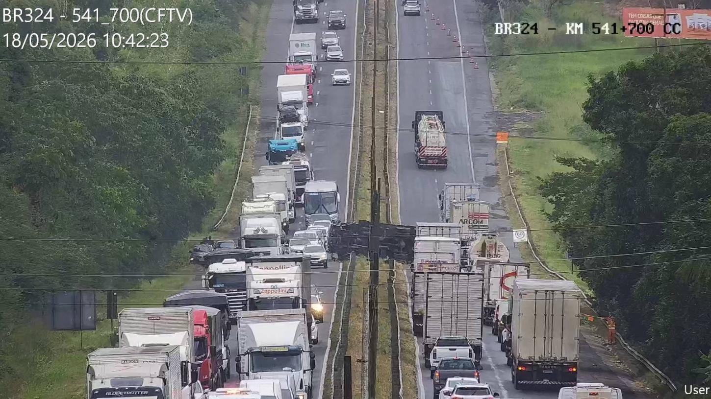 Tombamento de caminhão provoca interdição parcial na BR-324 em Amélia Rodrigues