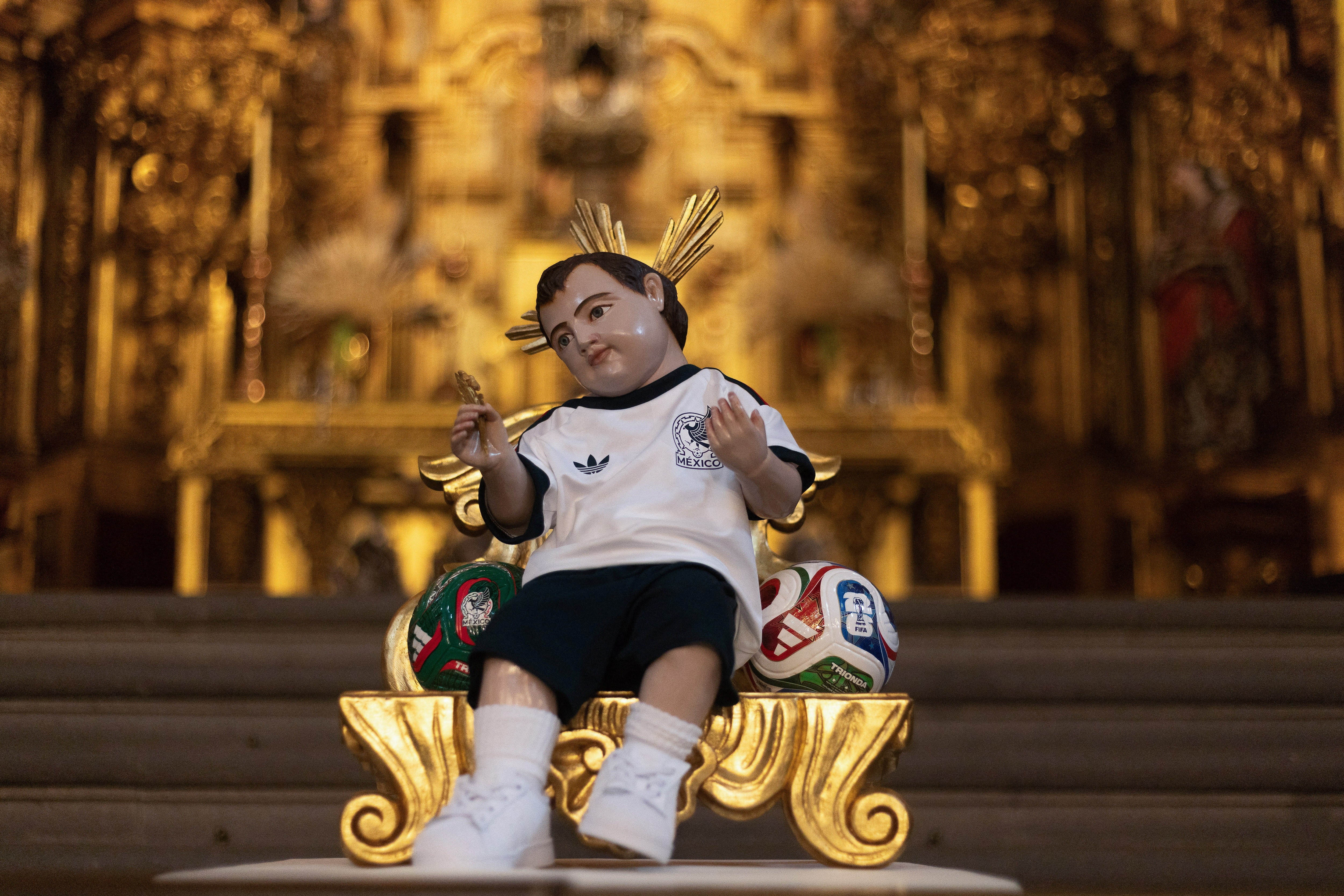 'Bebê Jesus mexicano' atrai peregrinação de torcedores à espera de um milagre do México na Copa