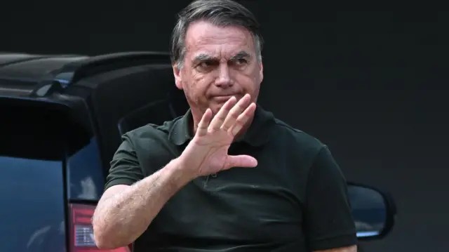 Bolsonaro pode manter armas, mesmo em prisão domiciliar? Entenda o que diz a lei