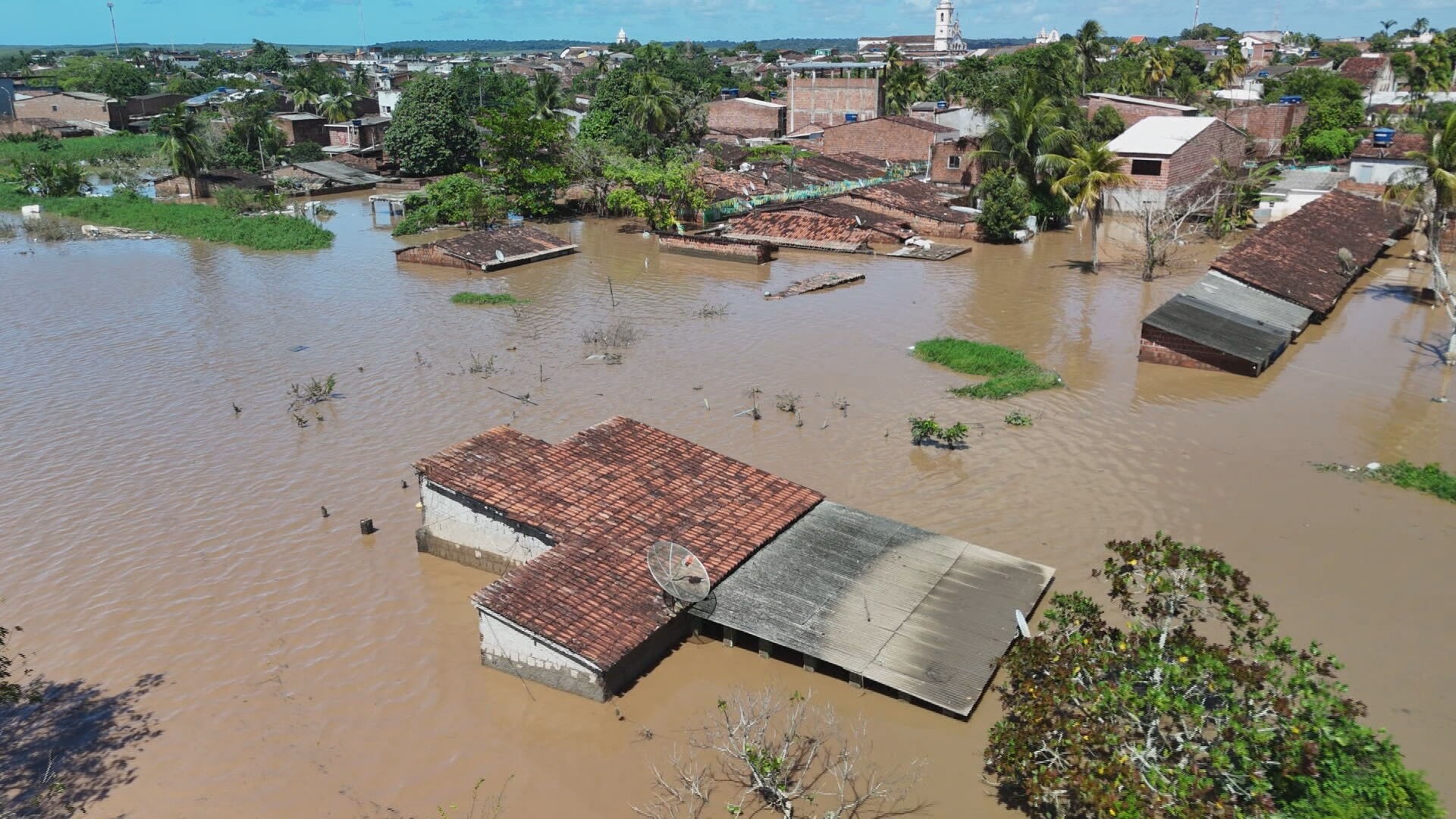 Goiana tem bairros submersos e 500 desabrigados; Defesa Civil avalia prejuízo em outros municípios da Mata Norte