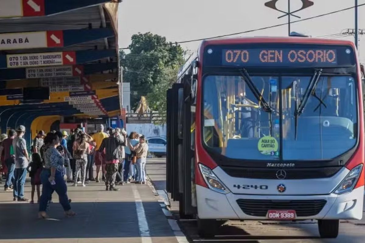 Idoso de 66 anos morre após cair ao desembarcar de ônibus 