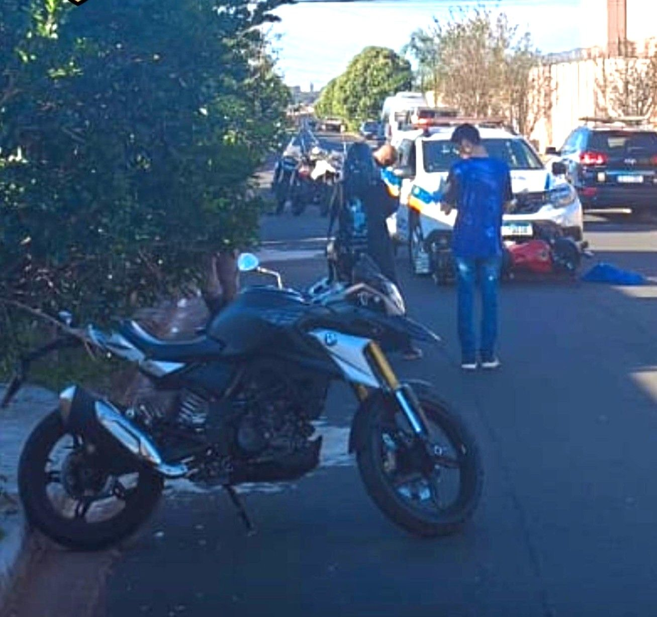 Ladrão furta moto BWM, foge na contramão e bate de frente com viatura da PM em Uberlândia