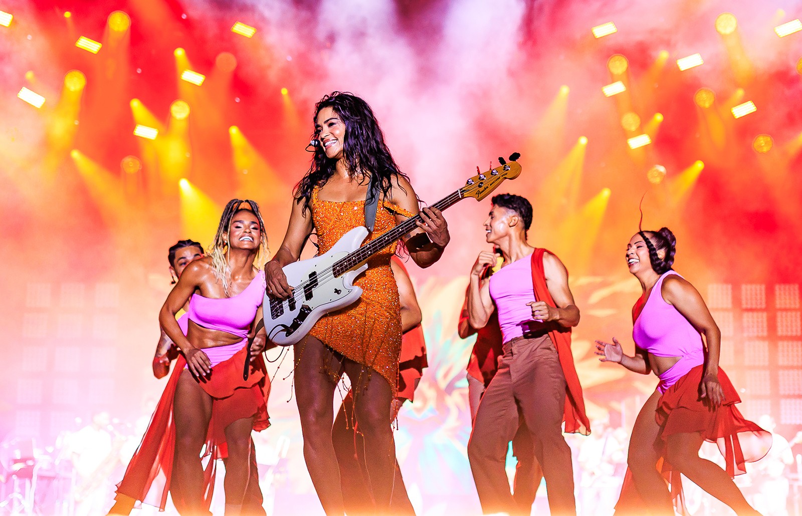 Lucy Alves divide 'Banquete de signos' na praia com Elba Ramalho em álbum ao vivo que traz três hits de Amelinha 