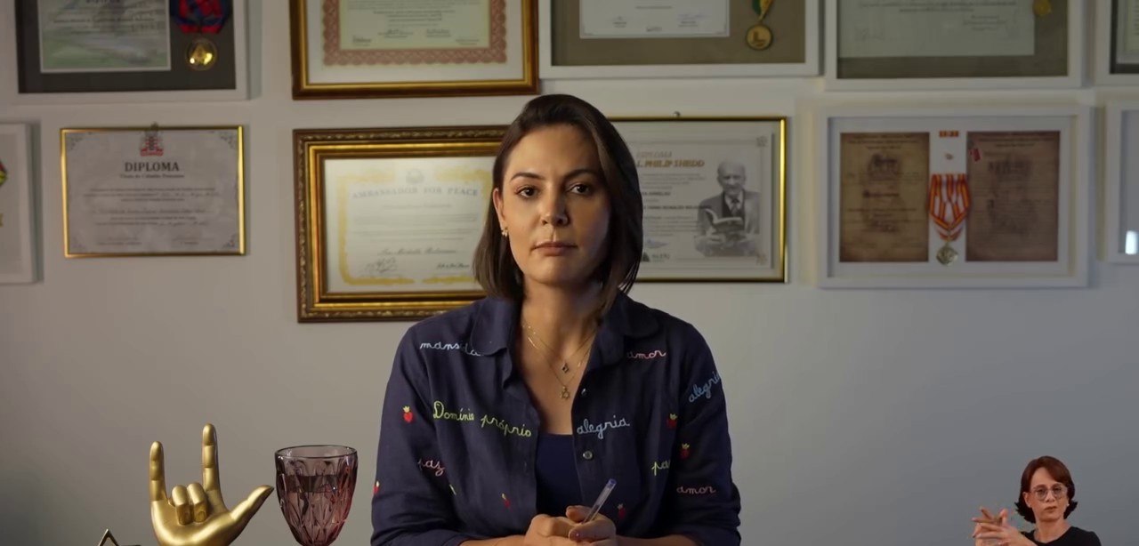 Michelle Bolsonaro foi convencida a não se desfiliar do PL e disputa ao Senado está mantida, dizem aliadas