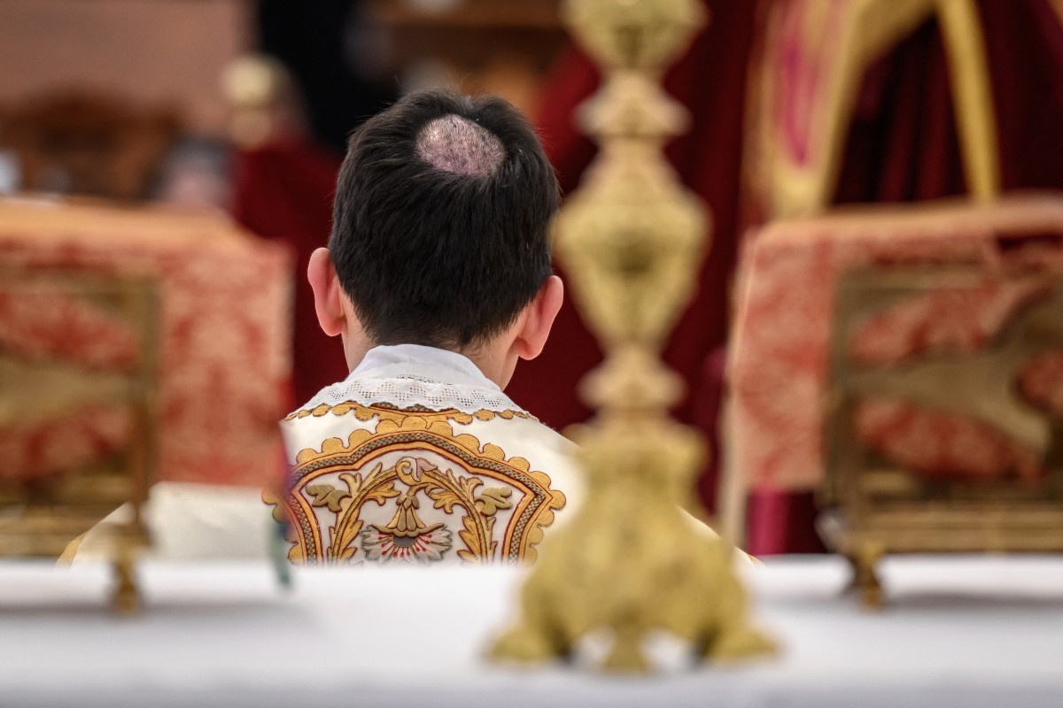 Após excomunhão, padre de grupo ultraconservador aposta em retorno à Igreja sob 'outro papa'