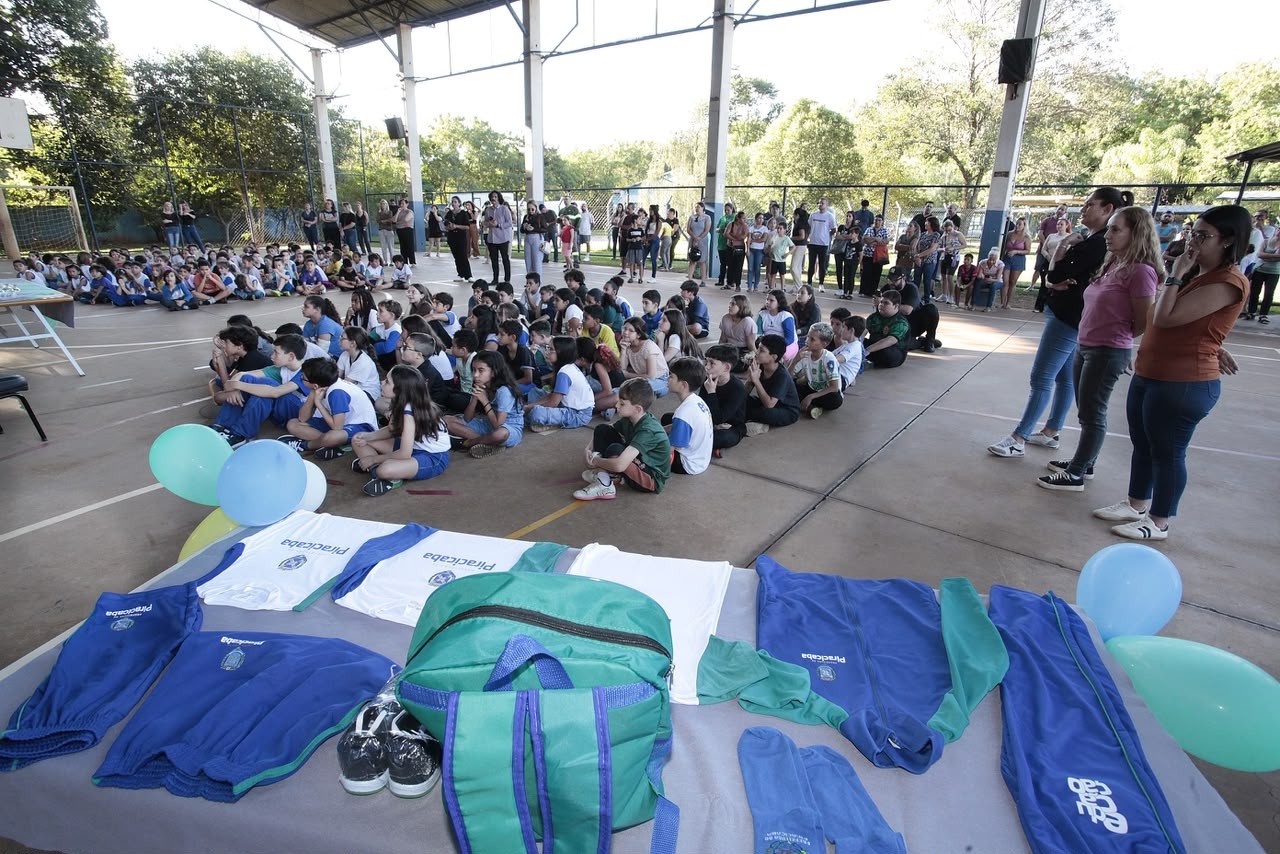 Após um ano e meio de atraso, Piracicaba inicia entrega de uniformes para alunos da rede municipal