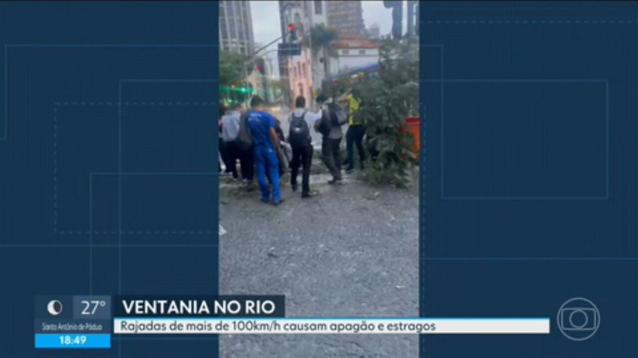 Árvore cai sobre homem no Centro do Rio durante ventania; vítima é socorrida sem ferimentos graves
