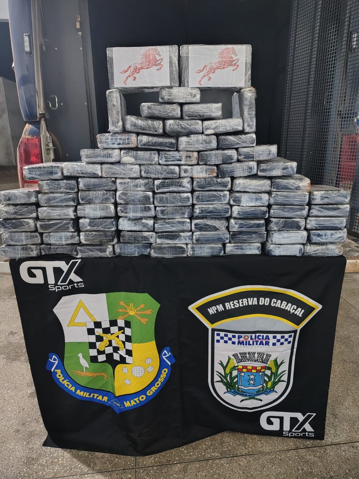 Avião com 2 corpos e 78 tabletes de cocaína é encontrado em área rural de MT 