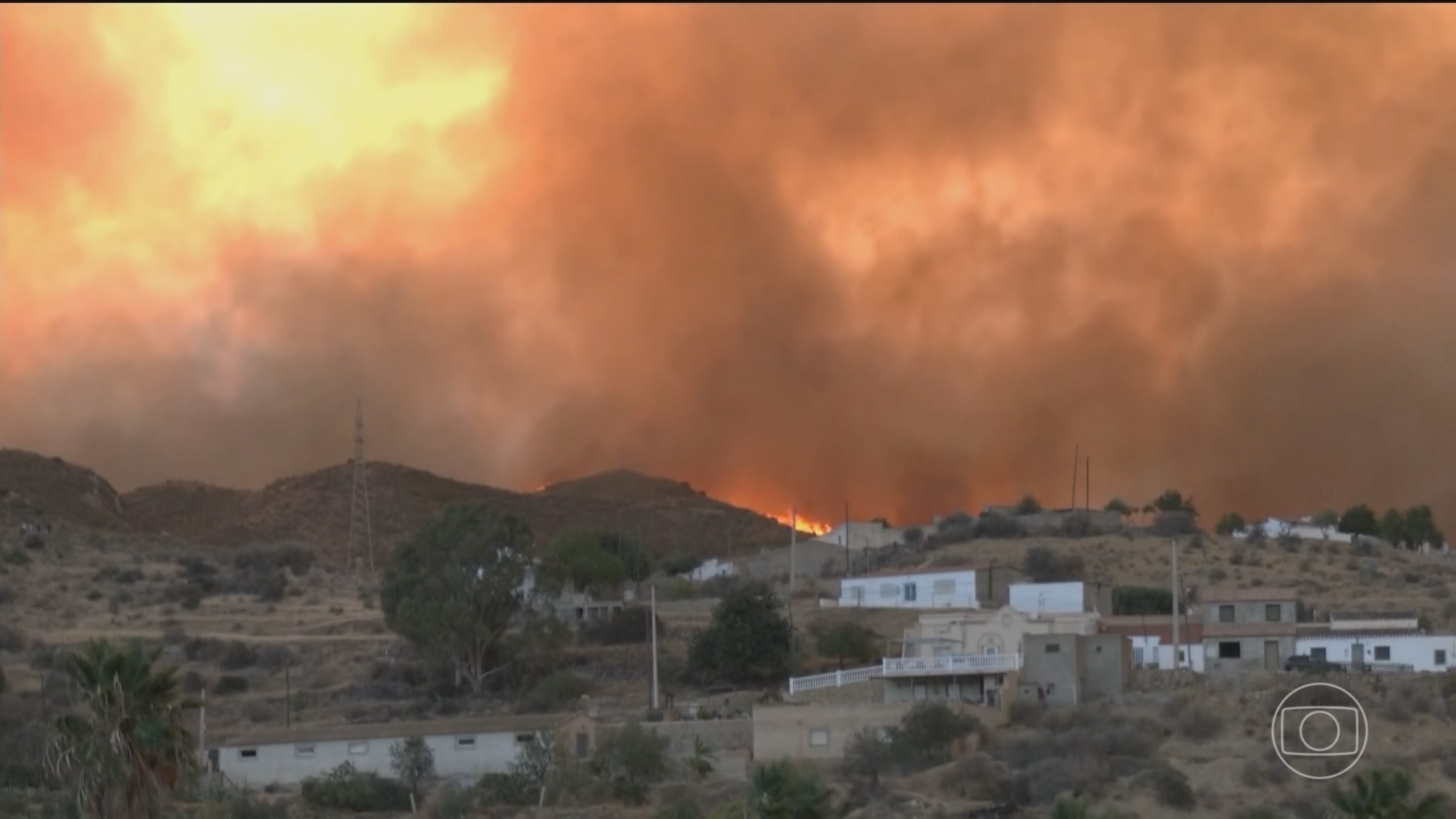 Casal britânico é resgatado com 40% do corpo queimado após incêndio florestal que já deixou mortos no sul da Espanha