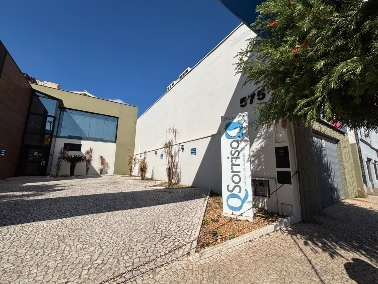 Clínica odontológica denunciada por clientes reabre sem registro, cita 'alterações administrativas' e possível mudança de local 