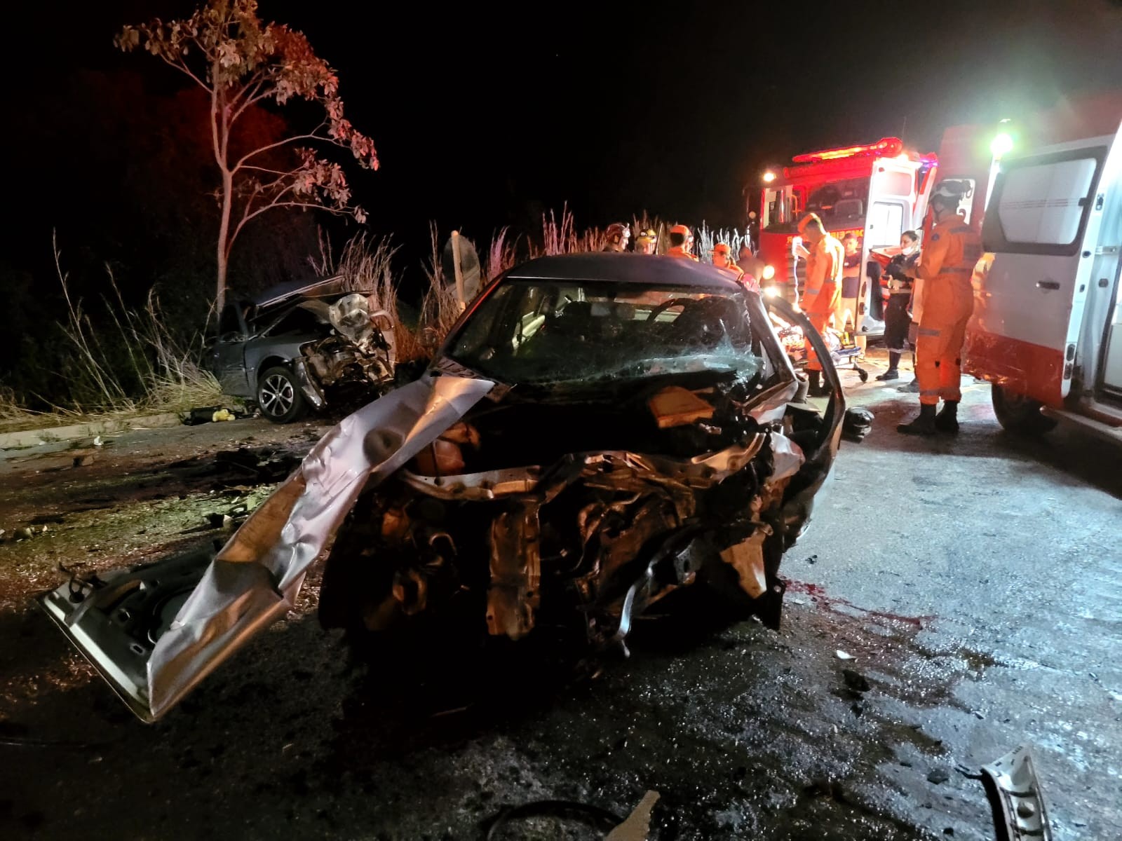 Dois motoristas morrem e três pessoas ficam feridas em acidente entre dois carros na BR-251