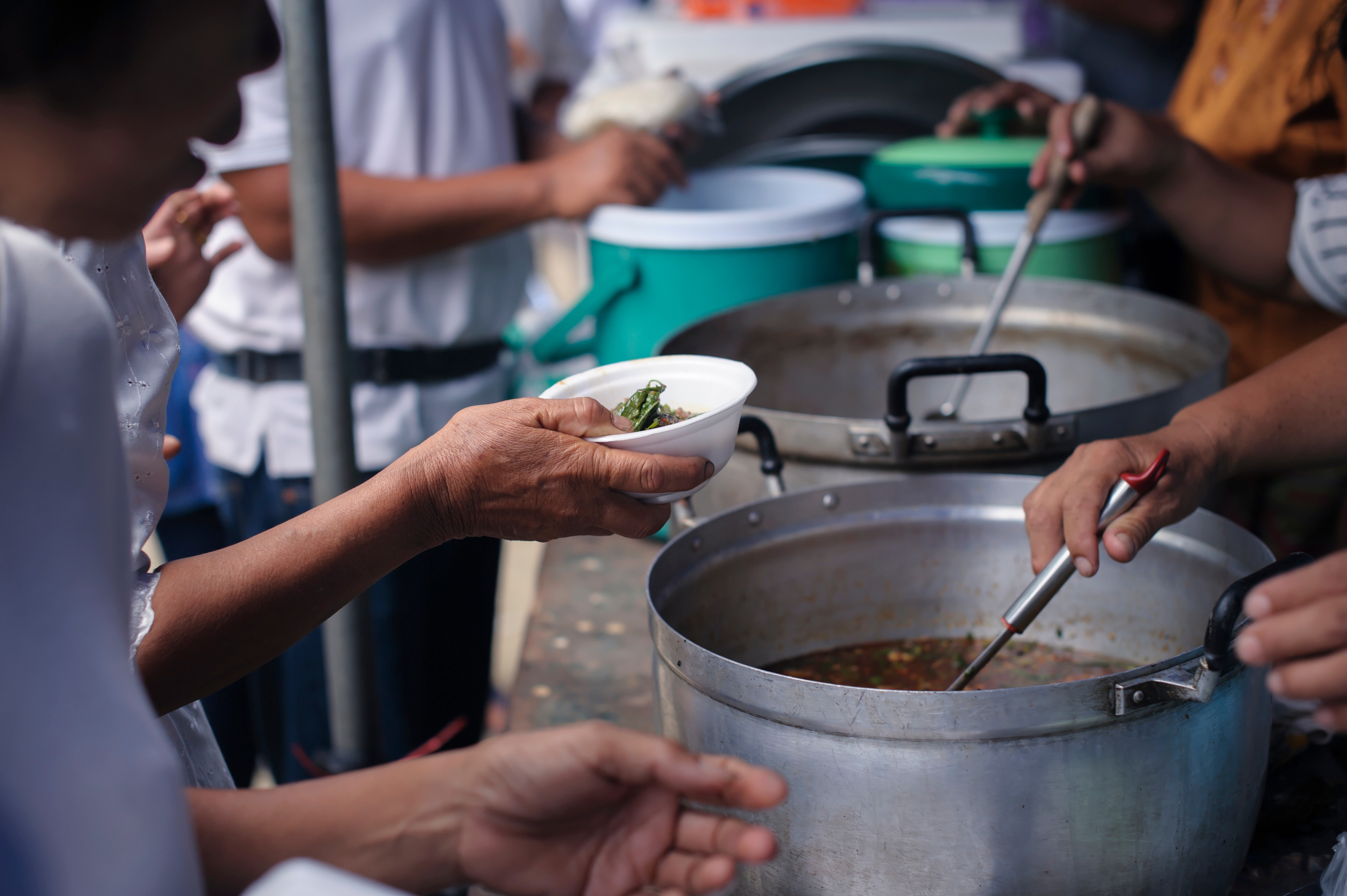 Fome no mundo cai pelo terceiro ano seguido, mas alimentação saudável segue inacessível para bilhões, alerta ONU  