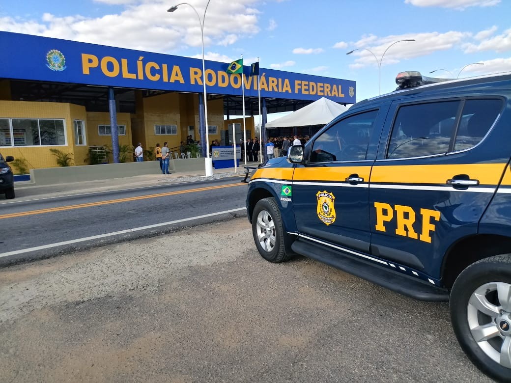 Foragido da Justiça é preso pela PRF com cédulas antigas do dólar do Zimbábue na BR-230, na PB