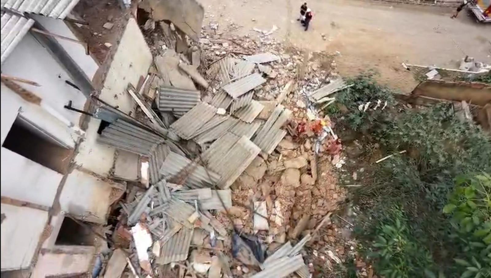 FOTOS: Imagens mostram destruição causada por desabamento de prédio em Governador Valadares