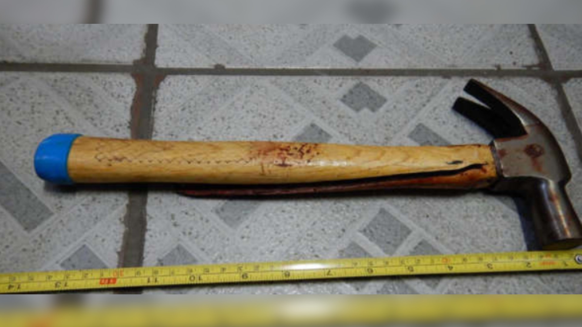 Homem acusado de matar mãe com mais de 20 marteladas na cabeça após ser filmado apanhando dela é julgado