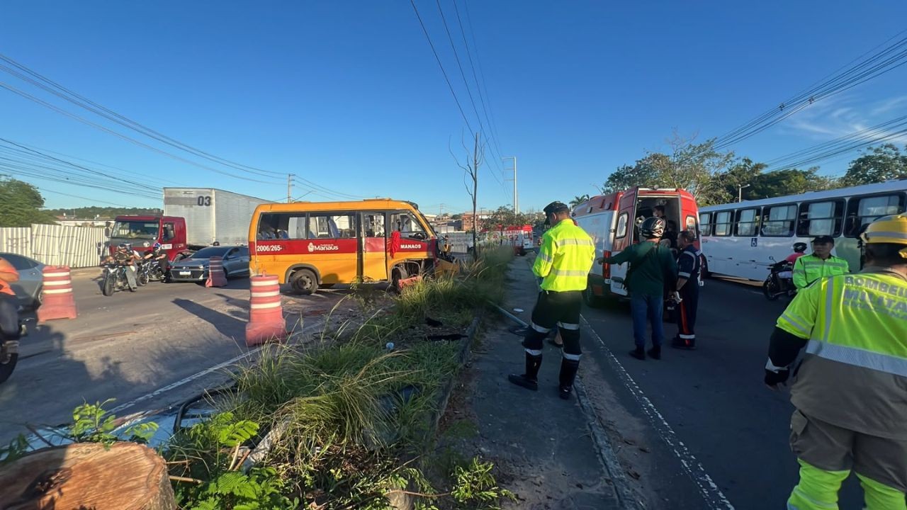 Micro-ônibus capota no Distrito Industrial de Manaus; quatro pessoas ficam feridas