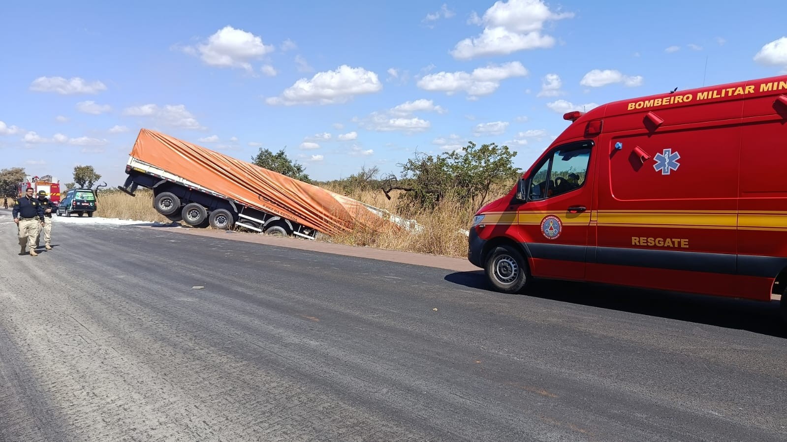 Motorista morre após batida entre três carretas e carro na BR-365, em MG