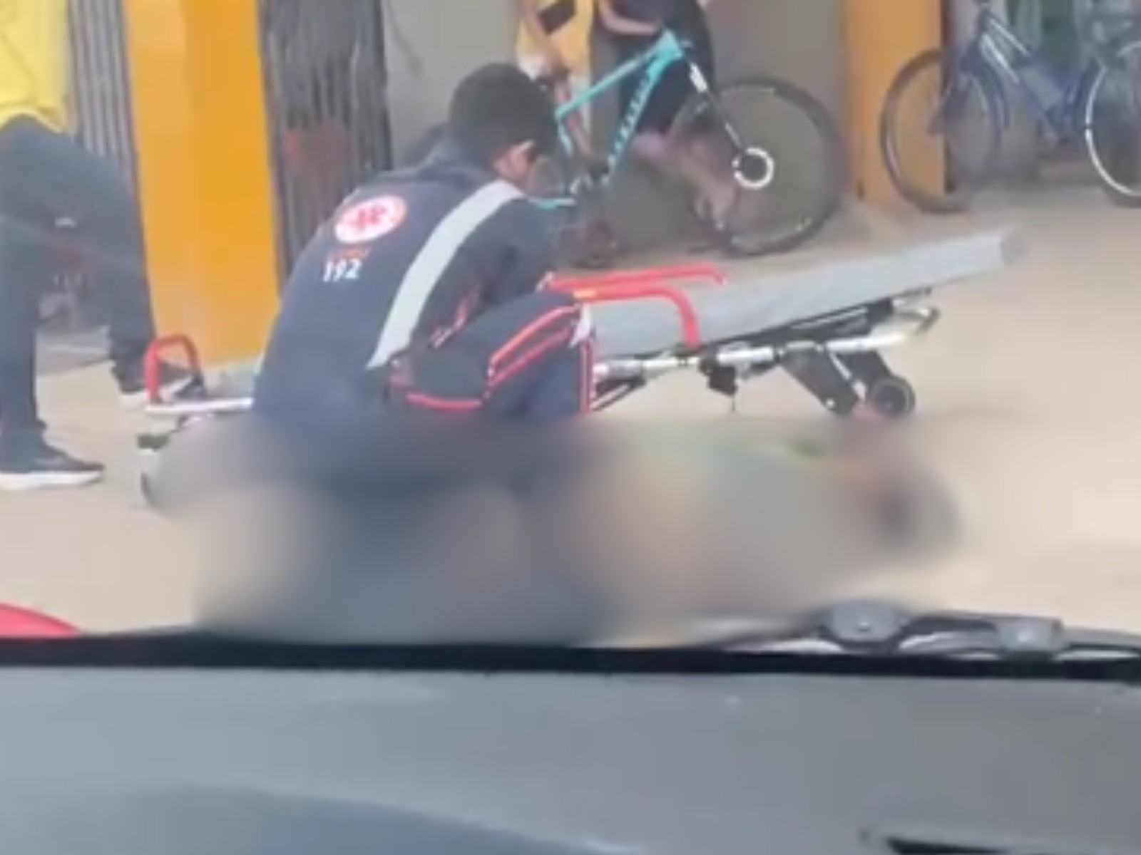 Mulher dá à luz em calçada no interior do Acre; bebê estava preso à roupa da mãe