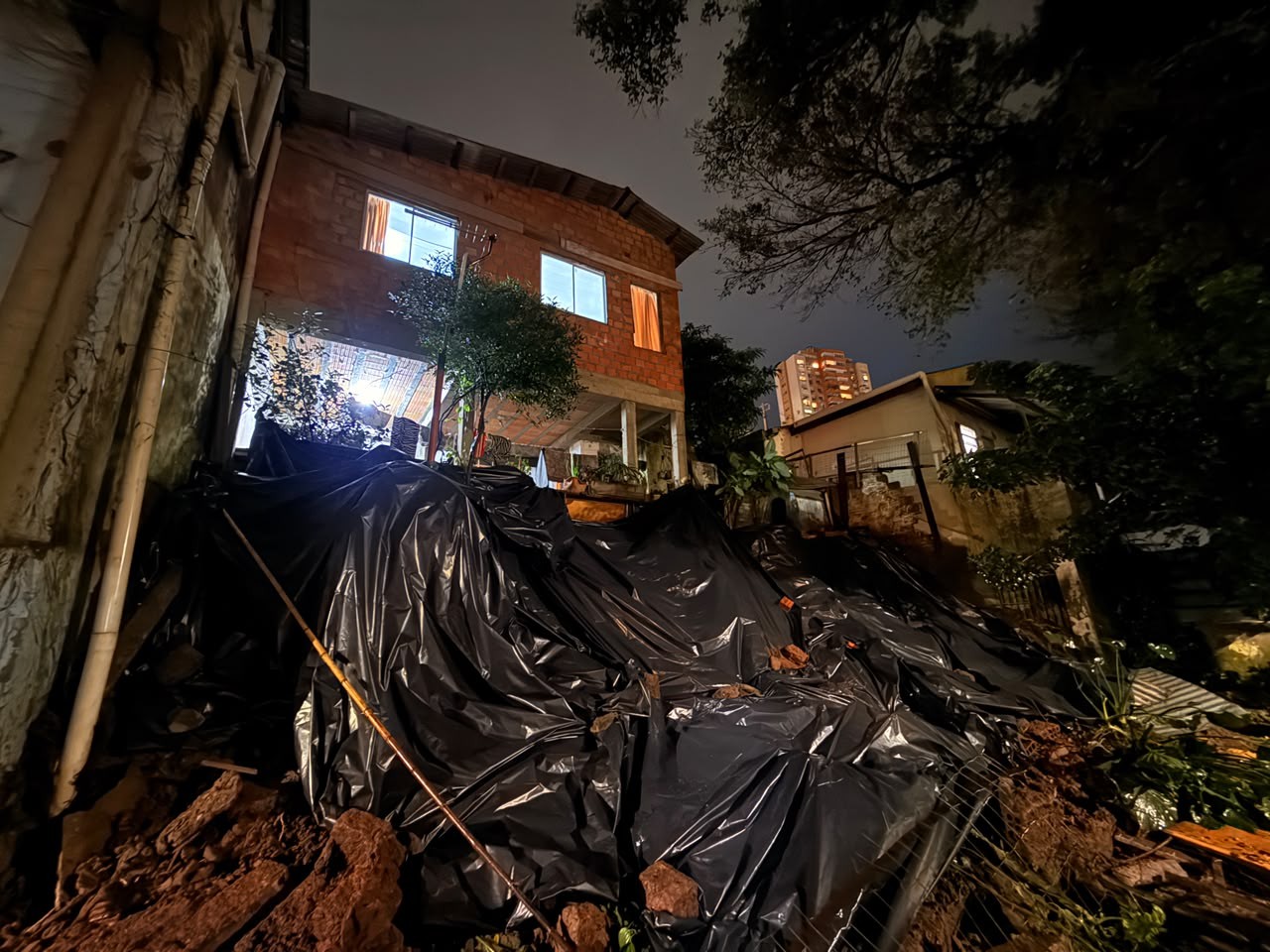 Muro de contenção de casa desaba em Porto Alegre após forte chuva