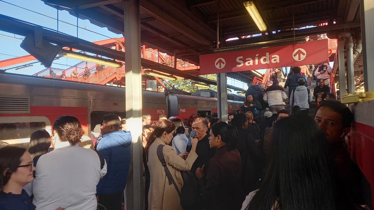 Passageiros do Alto Tietê relatam horas de espera após falha nos trens das linhas 11 e 12