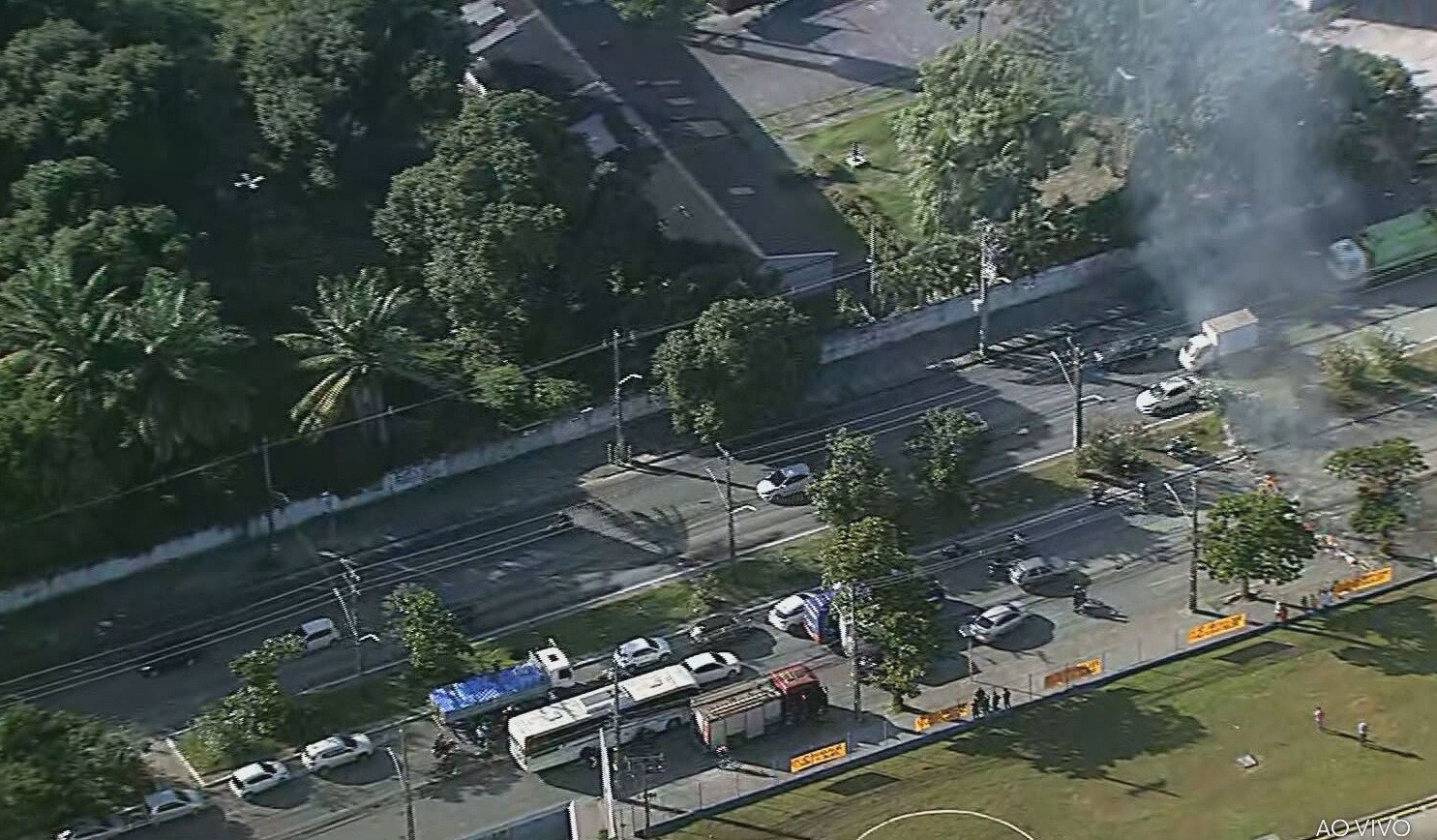 Protesto na Imbiribeira bloqueia trânsito em avenida que dá acesso ao Aeroporto do Recife; VÍDEO