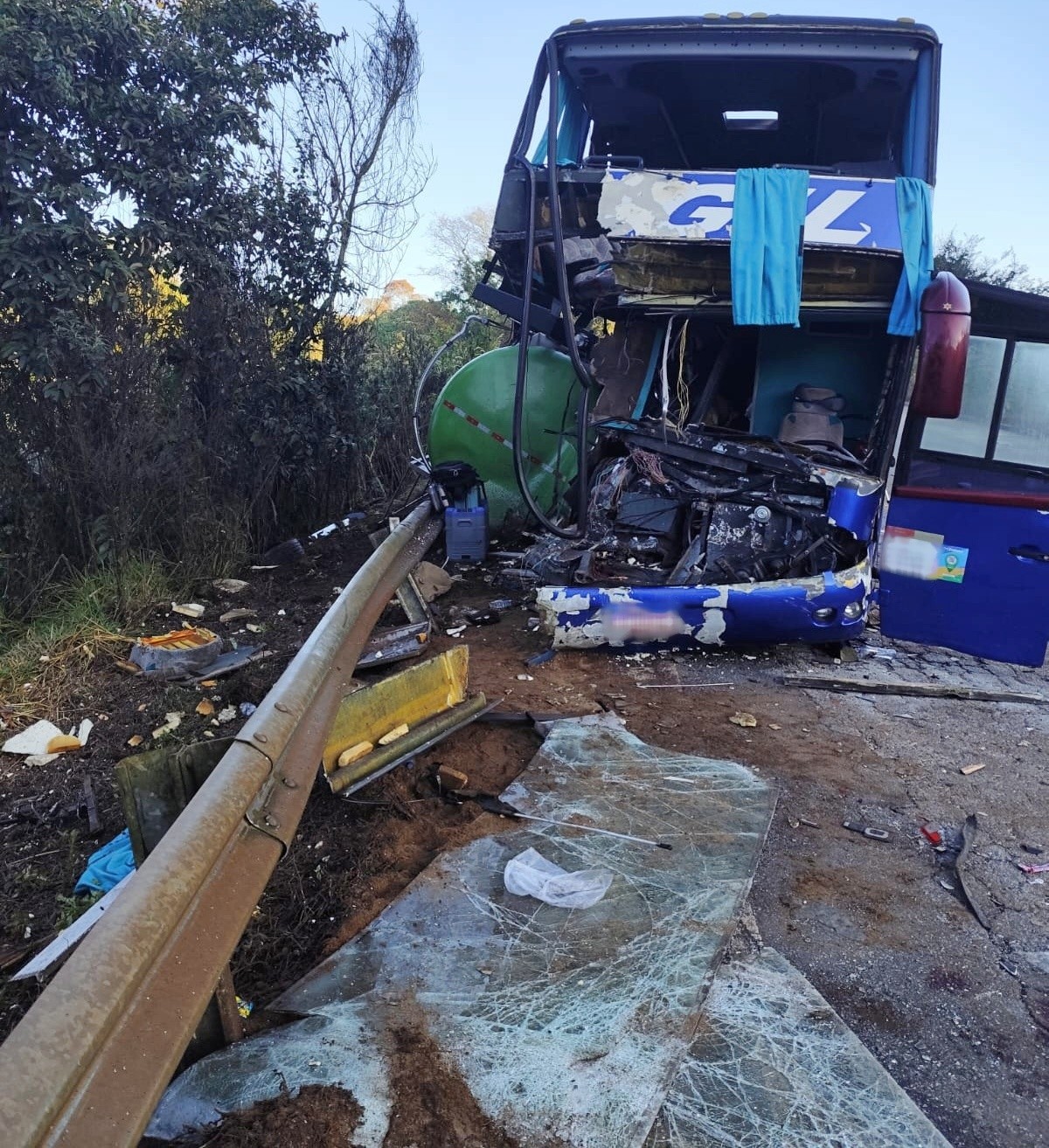 'Só escutamos uma explosão': sobrevivente relata desespero após acidente com ônibus na BR-267