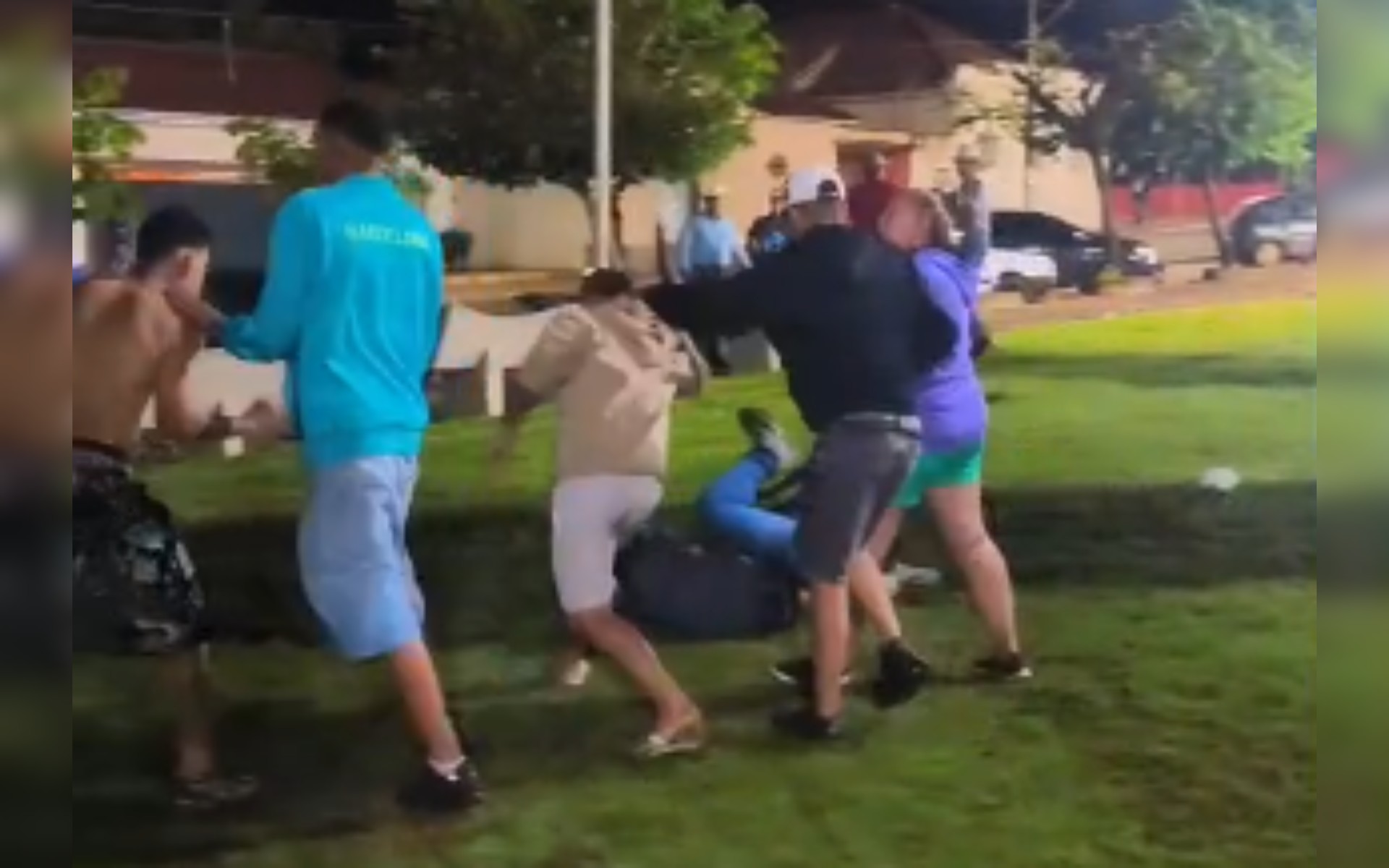 Trio suspeito de espancar homem é preso após ser identificado por vídeos de redes sociais