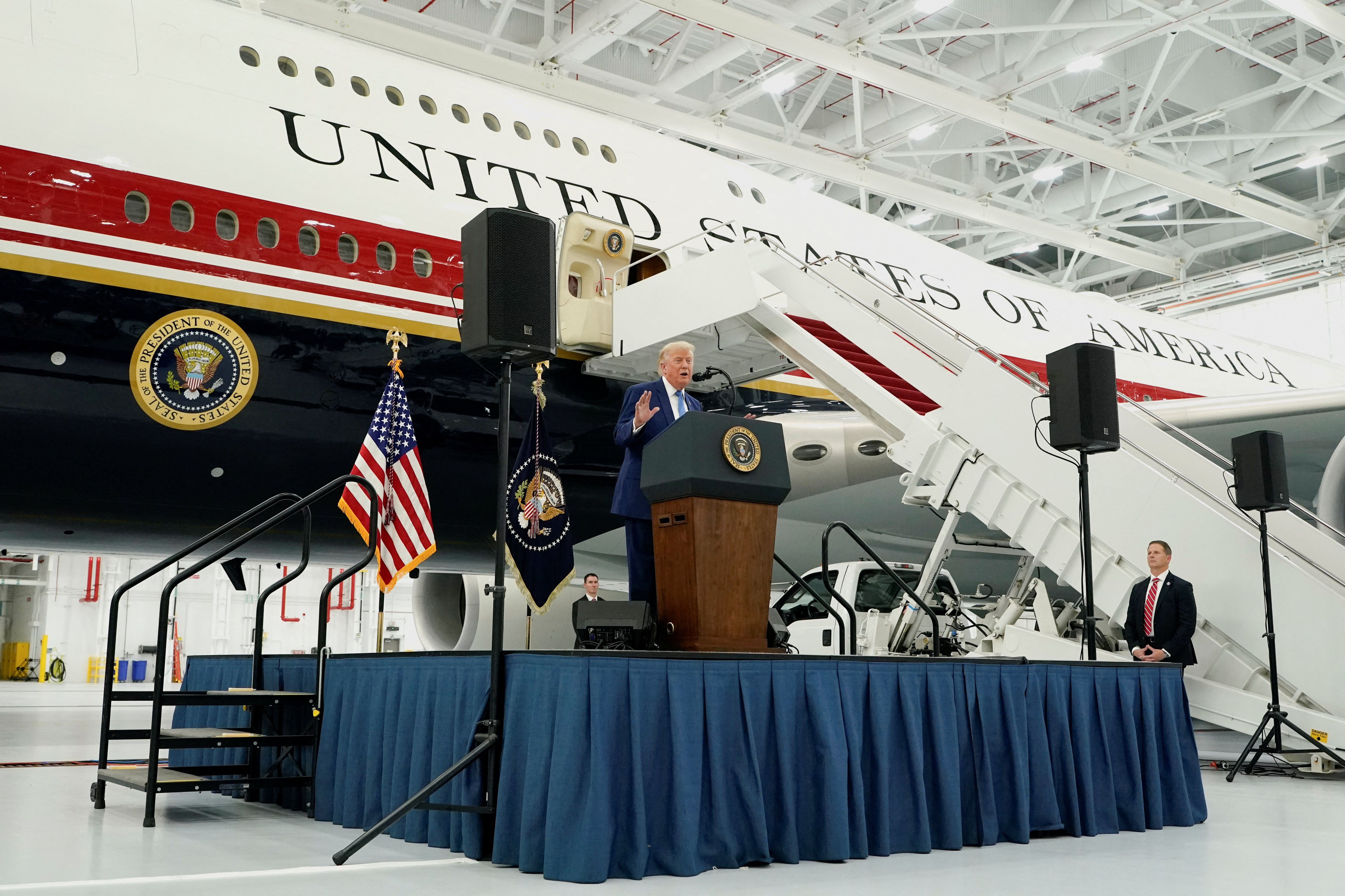 Trump faz primeiro voo em novo Air Force One de US$ 400 milhões doado pelo Catar