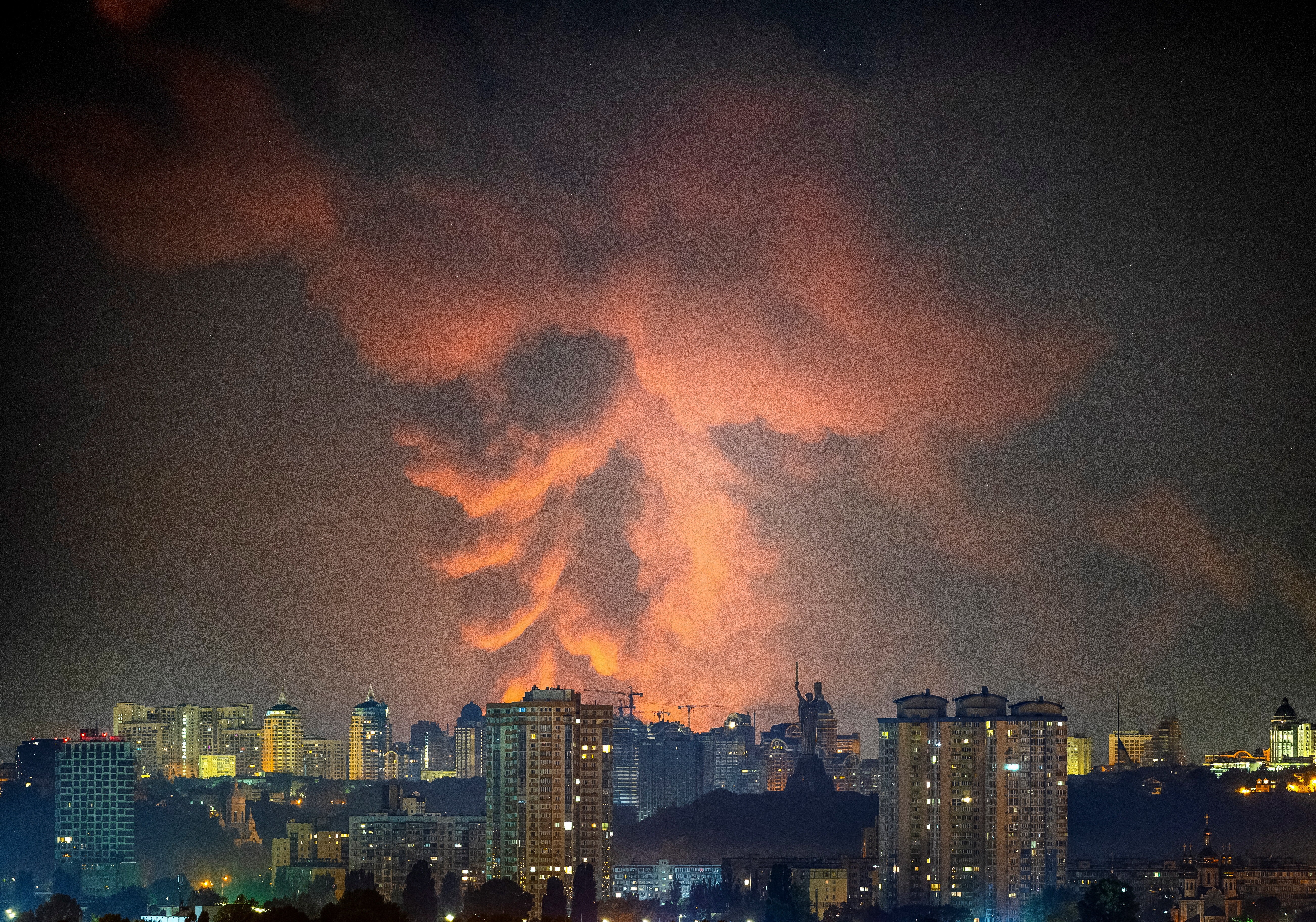 Ataque russo com mísseis provoca incêndios em Kiev e deixa um ferido, dizem autoridades