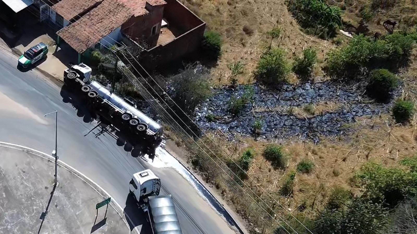 Caminhão tomba e espalha piche à margem de rodovia no Ceará; motorista é socorrido