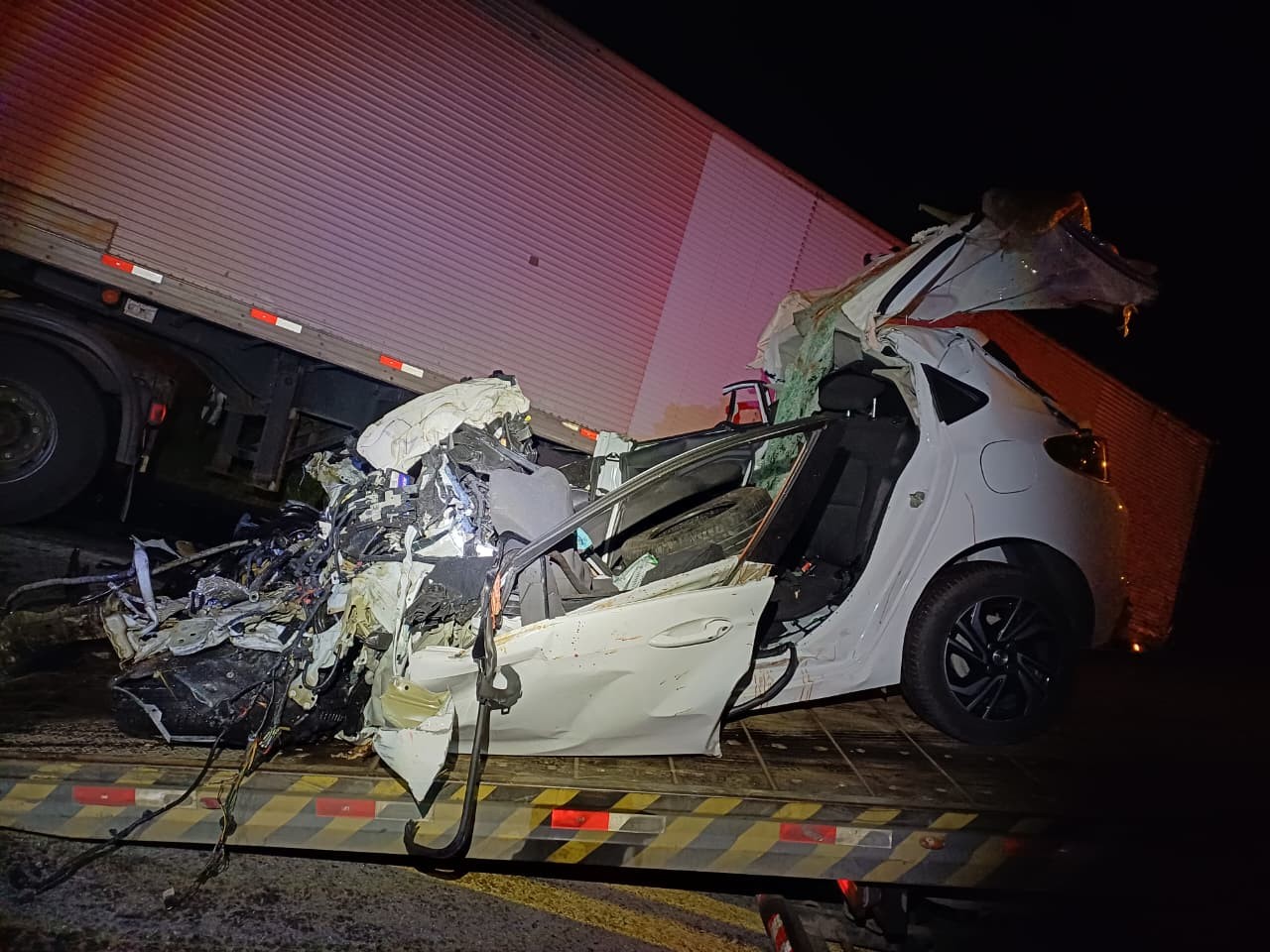 Colisão entre carro e carreta na BR-232, em São Caetano, deixa três mortos e um ferido