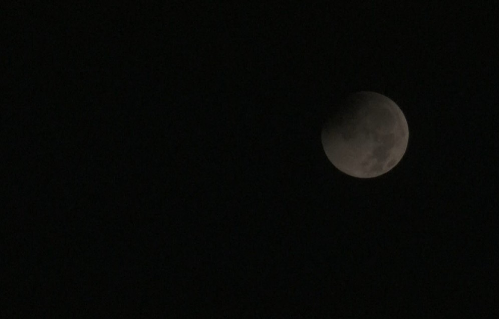 Eclipse lunar passa pelo pico e segue visível no Brasil; SIGA