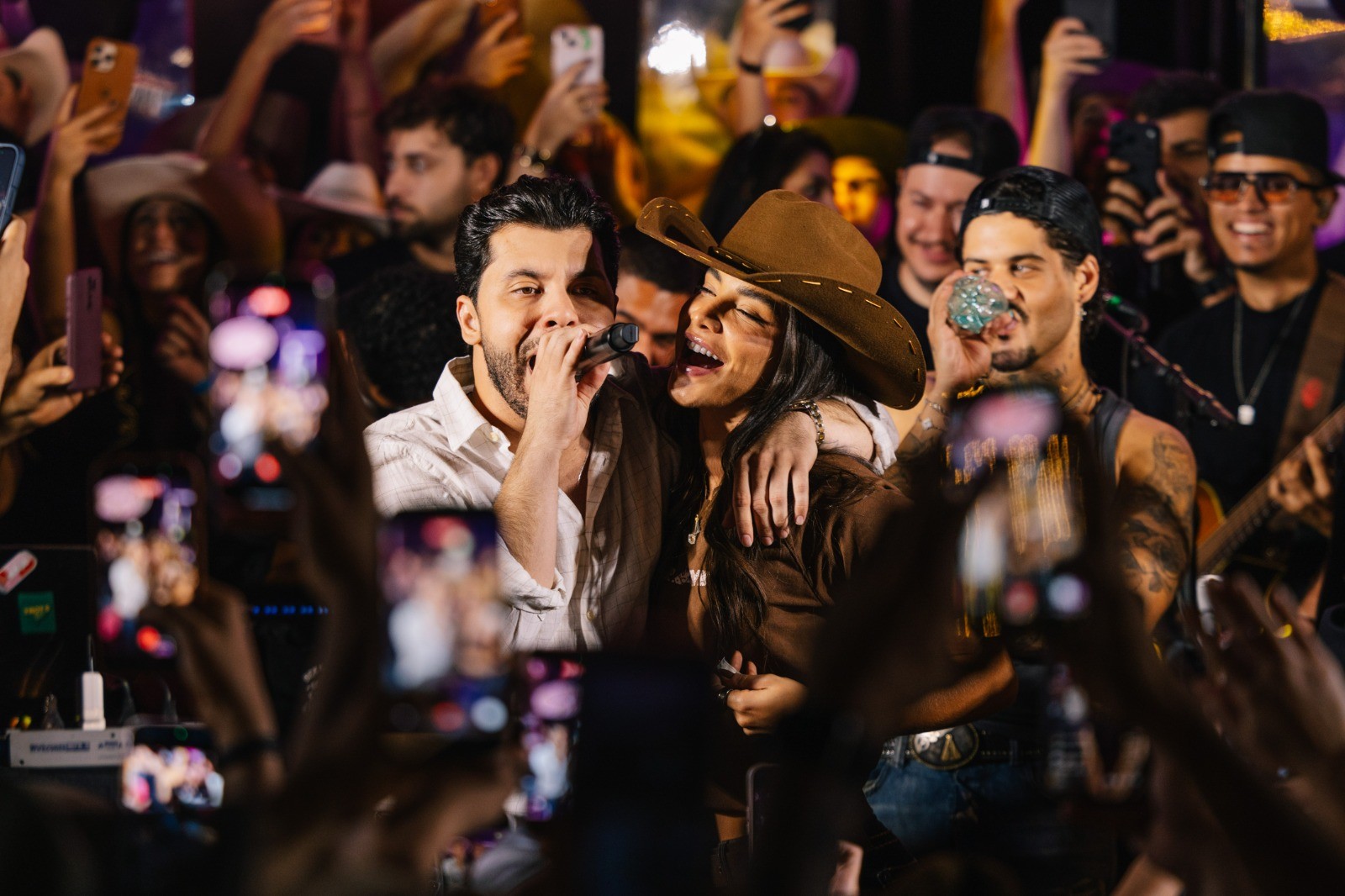 Gabriela Versiani acompanha Murilo Huff em participação no show de Zé Felipe no camping de Barretos