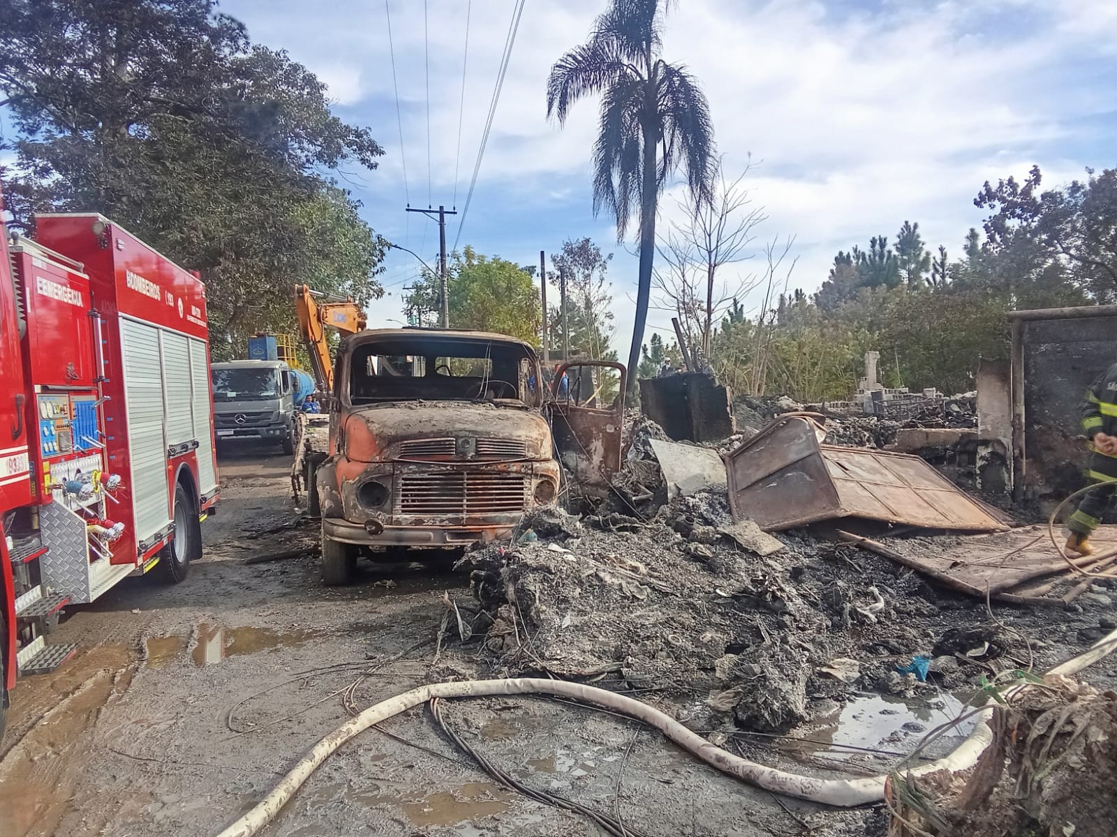 Galpão de recicláveis volta a pegar fogo em Itaquaquecetuba; Ecoponto também tem incêndio