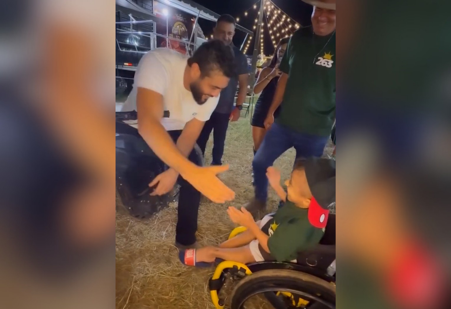 Henrique canta com fã mirim e inspira nas redes sociais: 'Momento inesquecível'