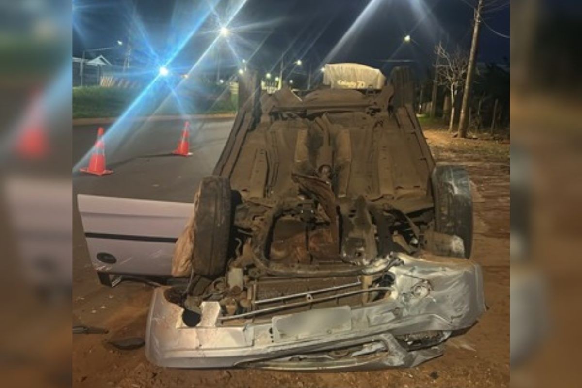 Motorista morre após bater em muro e capotar carro em avenida de Campo Grande